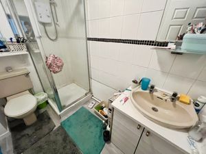 Shower room- click for photo gallery